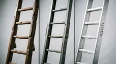 История пожарной лестницы: эволюция от дерева до алюминия АД35Т1